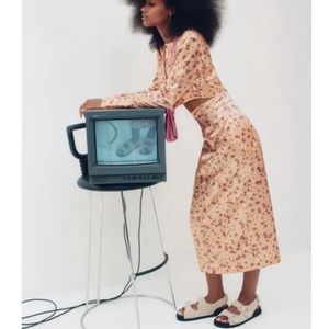 ZARA 90’s style peach/orange satin like midi skirt.